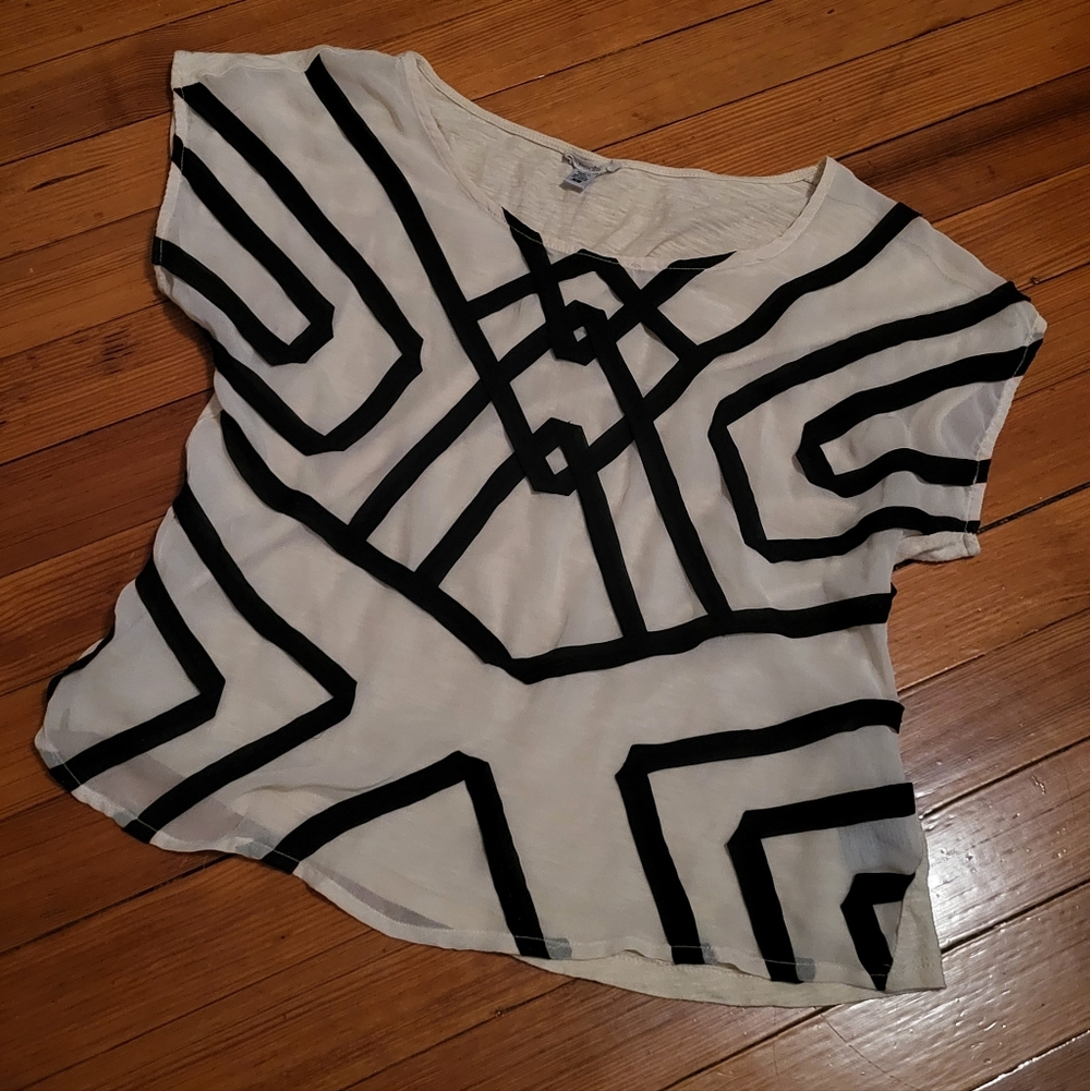 Ecote Black and Cream Geometric Short Sleeve Top